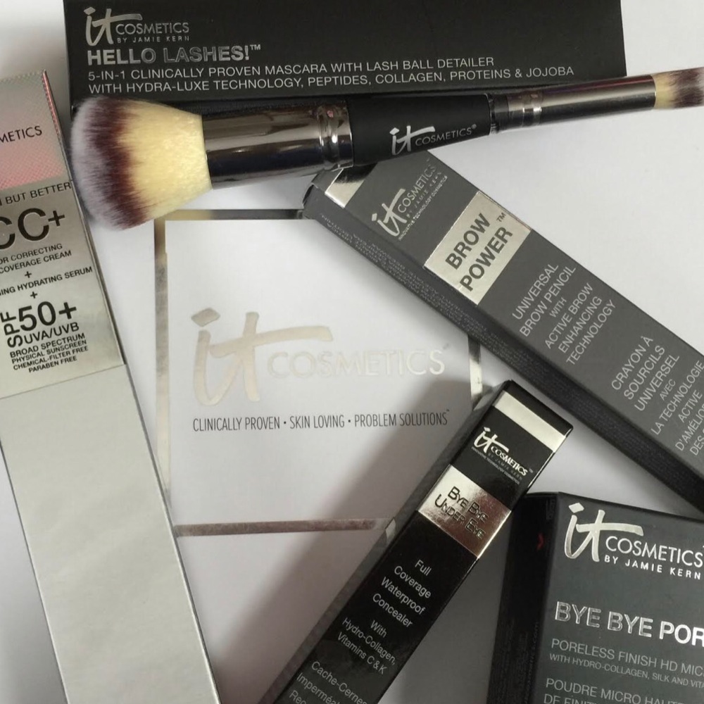 IT Cosmetics- Heavenly Luxe Complexion Brush NWT